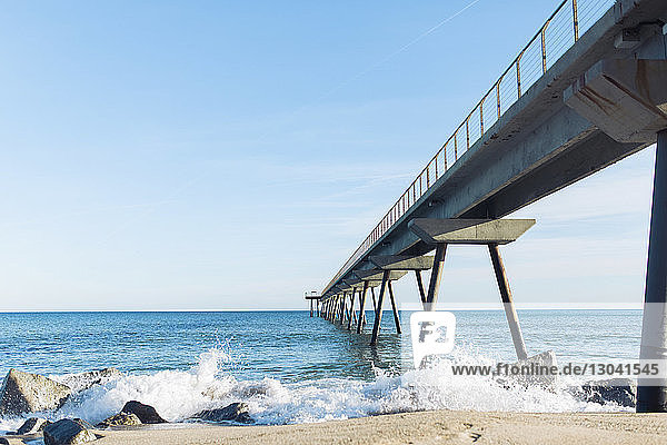 Szenische Ansicht des Piers über dem Meer gegen den Himmel bei Barcelona