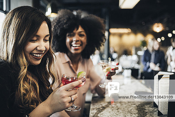 Fröhliche Geschäftsfrauen bei Drinks im Hotel