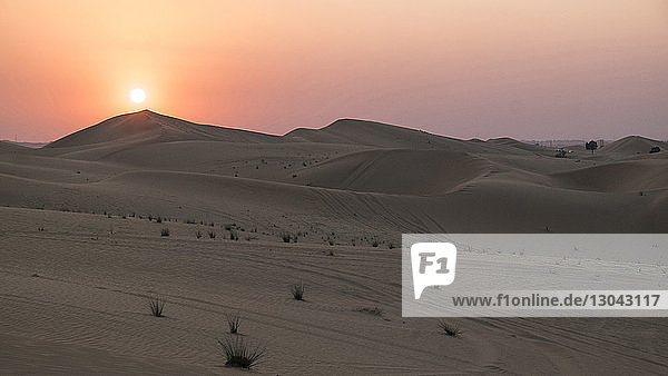 Szenische Ansicht der Wüste vor dramatischem Himmel bei Sonnenuntergang
