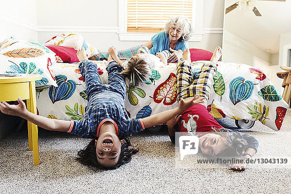 Großmutter spielt mit Enkeln im Schlafzimmer