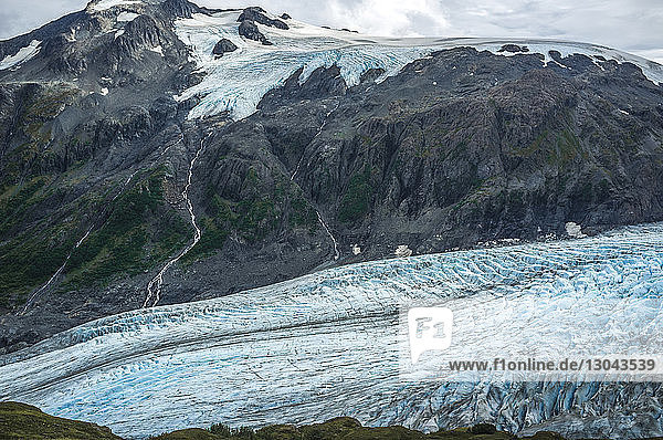 Hochwinkel-Szenenansicht von Gletscher gegen Berg