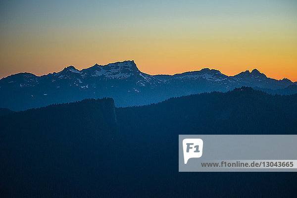 Landschaftliche Ansicht der Berge vor dramatischem Himmel im Mount Rainer National Park