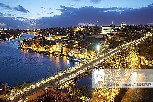 Hochwinkelansicht der beleuchteten Dom Luis I-Brücke über den Douro-Fluss