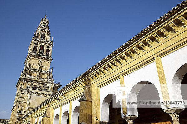 Tiefblick auf die Moschee von Cordoba vor klarem blauen Himmel bei sonnigem Wetter