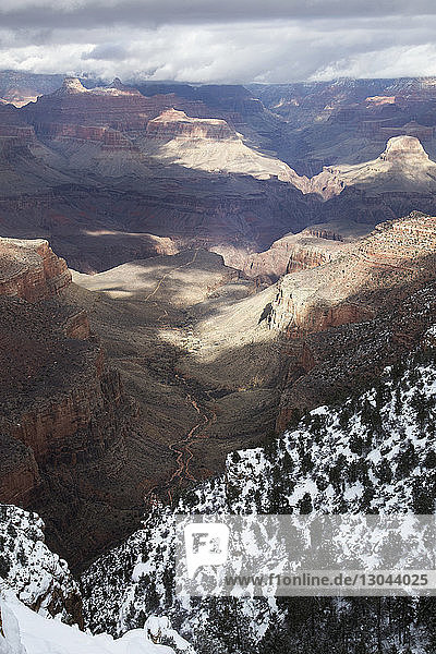 Hochwinkelansicht des Grand Canyon Nationalparks bei bewölktem Himmel