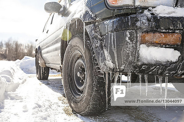 Nahaufnahme eines gefrorenen Autos auf der Straße im Winter