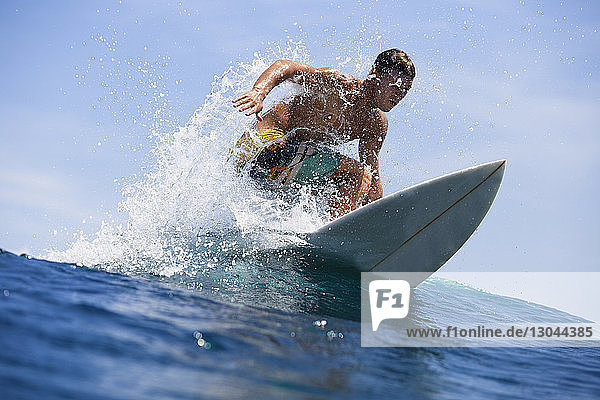 Mann surft auf der Welle