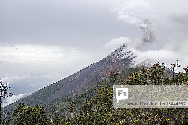 Blick auf den Vulkan von Acatenango bei bewölktem Himmel