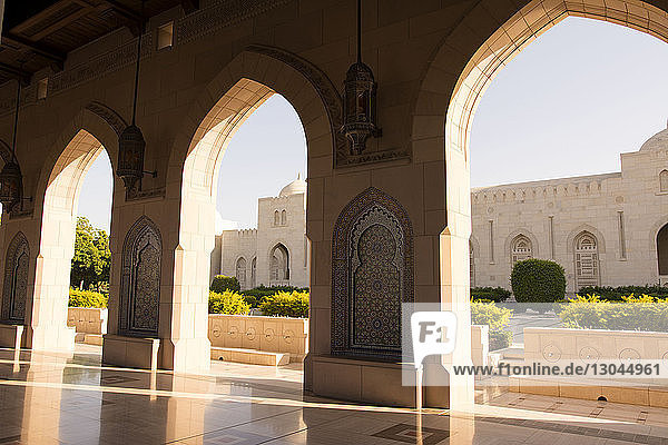 Bögen in der Großen Moschee von Sultan Qaboos an einem sonnigen Tag