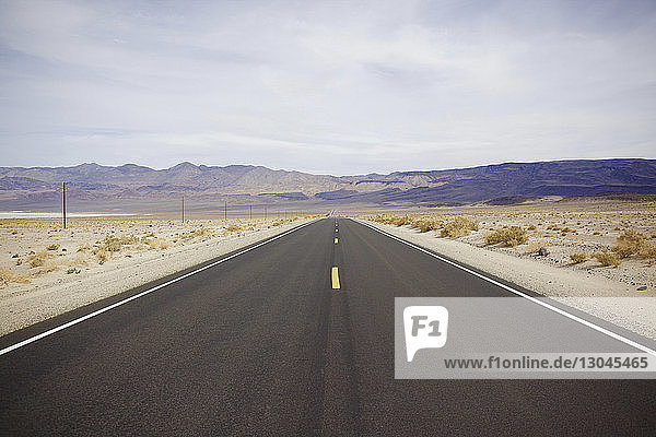 Leere Straße im Death Valley National Park