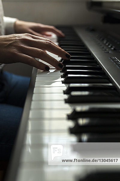 Beschnittene Hände eines Pianisten  der zu Hause Klavier übt