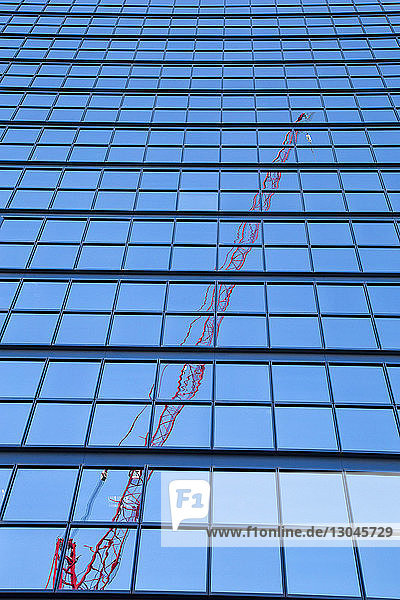 Spiegelung des Krans auf modernem Bürogebäude