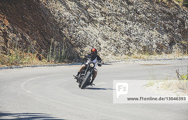 Motorrad fahrender Mann auf der Straße