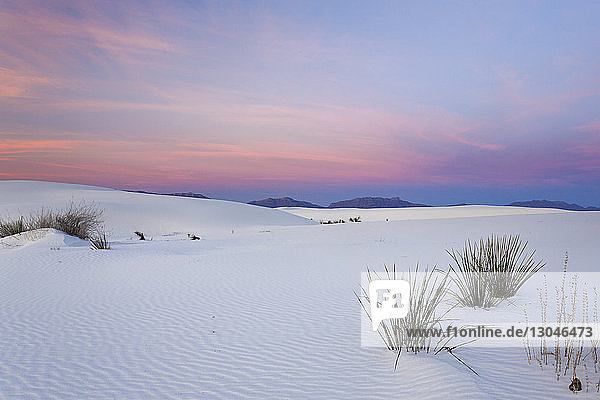 Majestätischer Blick auf die Wüste vor dramatischem Himmel am White Sands National Monument
