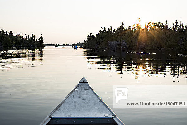 Nahaufnahme eines Kanus auf dem See vor klarem Himmel bei Sonnenuntergang