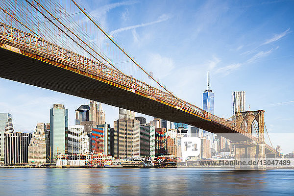 Brooklyn Bridge über den East River in der Stadt gegen den Himmel