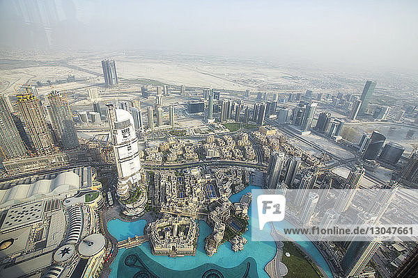 Stadtbildansicht vom Burj Khalifa bei nebligem Wetter