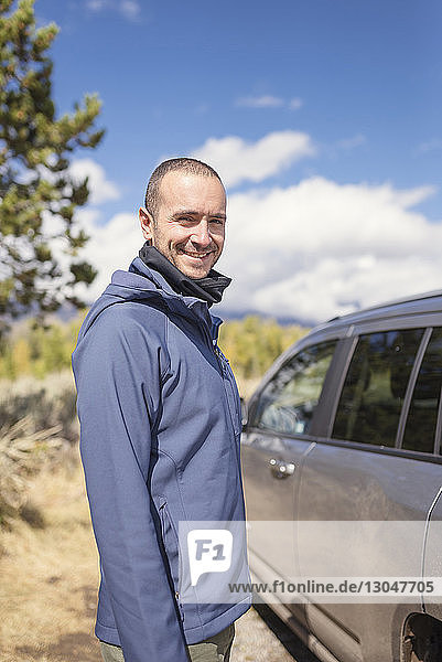 Porträt eines lächelnden Mannes  der im Grand-Teton-Nationalpark im Auto steht