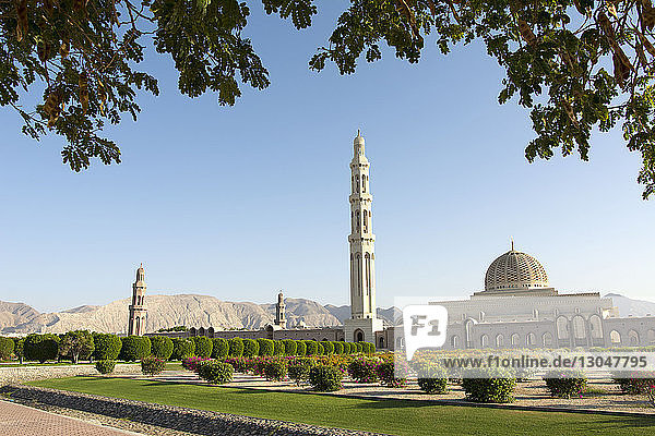 Die Große Moschee von Sultan Qaboos an einem sonnigen Tag bei strahlend blauem Himmel
