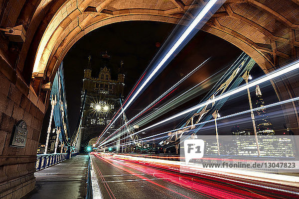 Lichtspuren auf der Tower Bridge in der Stadt gegen den nächtlichen Himmel