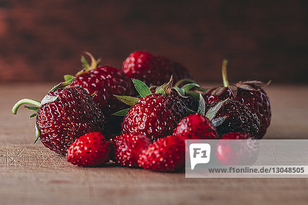 Nahaufnahme von Erdbeeren auf Holztisch