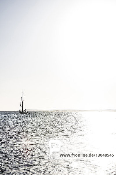 Boot auf See gegen klaren Himmel an einem sonnigen Tag
