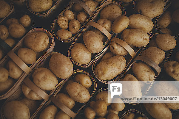 Nahaufnahme von frischen Kartoffeln in Körben zum Verkauf auf dem Markt