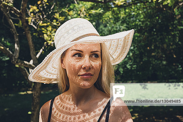 Nahaufnahme einer nachdenklichen Frau mit Hut im Park
