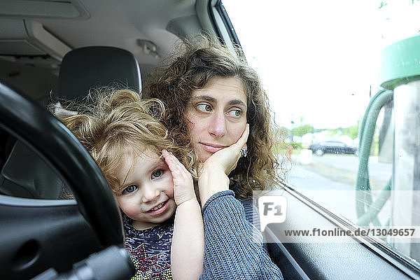 Porträt einer Tochter mit Mutter im Auto