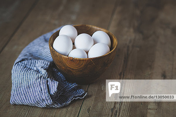 Nahaufnahme von Eiern in Schale durch Serviette auf Holztisch