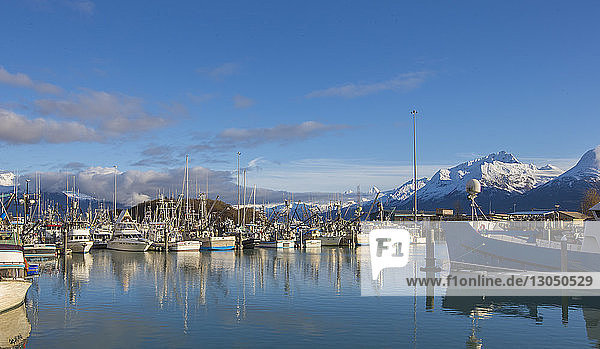 Boote im Hafen vertäut gegen blauen Himmel im Winter