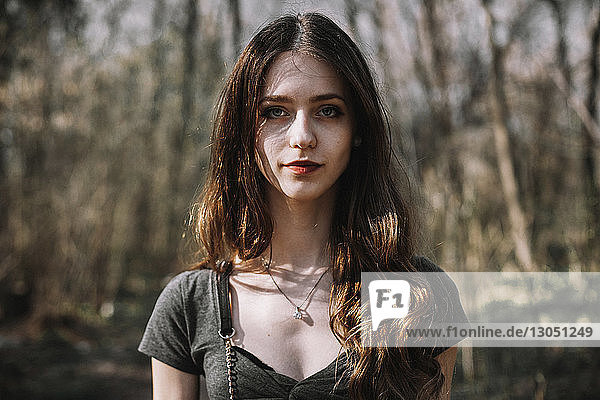 Porträt einer selbstbewussten jungen Frau im Wald