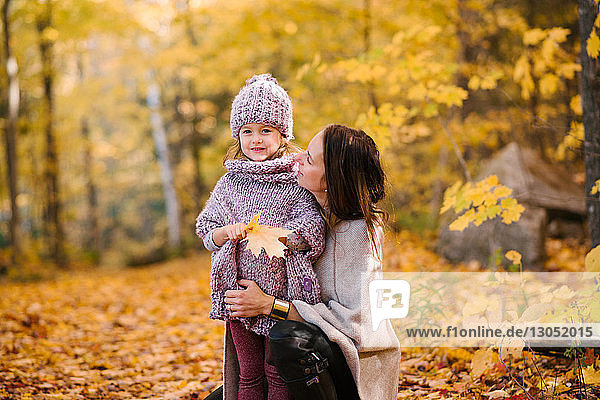 Mutter und Tochter im Wald