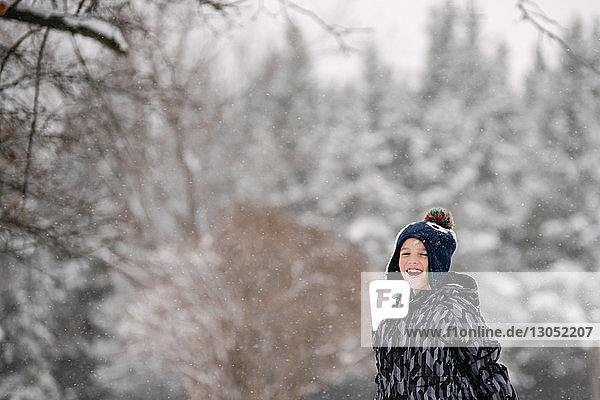 Junge in Winterlandschaft