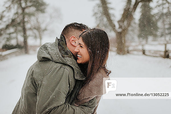 Umarmung eines Paares in verschneiter Landschaft,  Georgetown,  Kanada