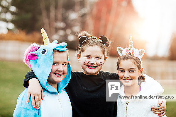 Mädchen in Halloween-Kostüm posieren im Park