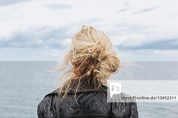 Junge Frau mit Blick aufs Meer  Rückansicht  Menemsha  Martha's Vineyard  Massachusetts  USA
