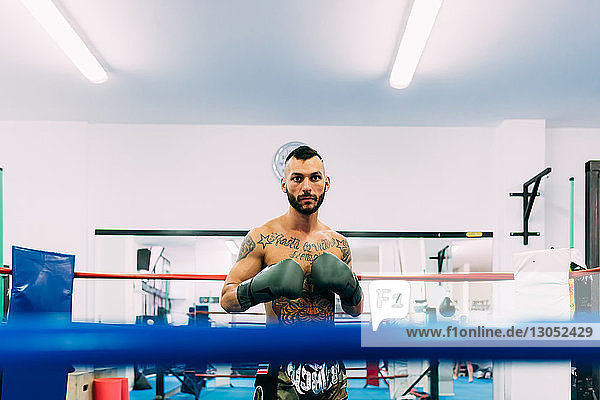 Porträt eines männlichen Boxers im Boxring