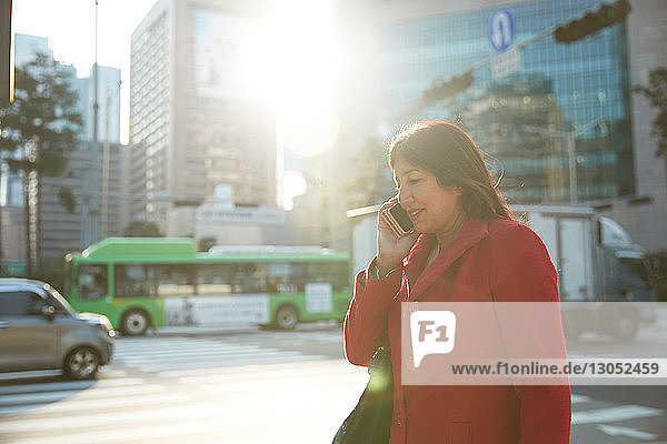 Geschäftsfrau mit Smartphone in der Stadt  Seoul  Südkorea