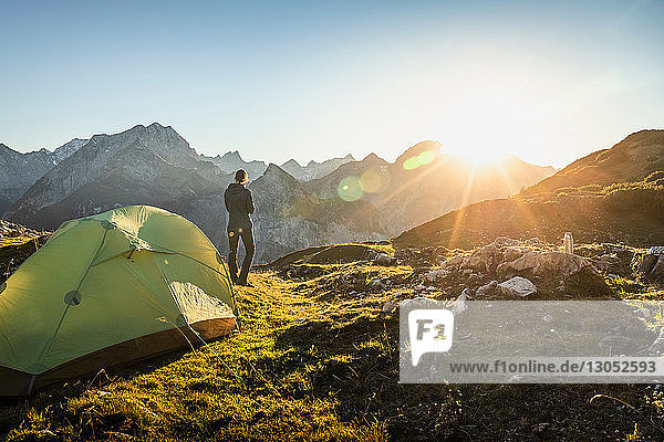 Wanderer im Zelt mit Aussicht  Region Karwendel  Hinterriss  Tirol  Österreich