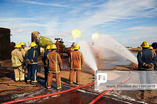 Ausbildung von Feuerwehrleuten zum Löschen von Feuer an brennenden Panzern  Darlington  UK