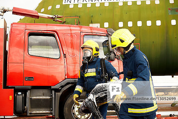 Ausbildung von Feuerwehrleuten  Feuerwehrleute mit Atemschutzgeräten  die Ausrüstung tragen