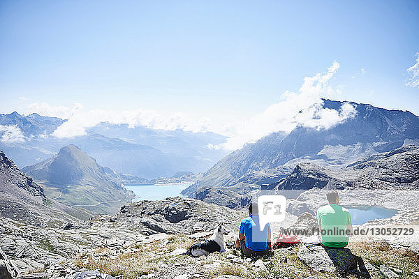 Wanderer  die eine Pause einlegen  Mont Cervin  Matterhorn  Wallis  Schweiz
