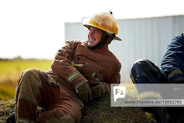 Ausbildung von Feuerwehrleuten  Feuerwehrleute machen eine Pause in der Ausbildungsstätte