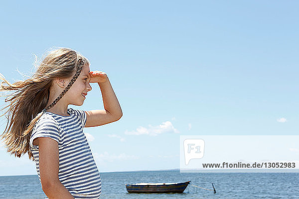Mädchen mit langen blonden Haaren schaut vom Strand aus  Trapani  Sizilien  Italien