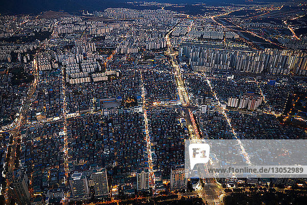 Stadtbild in der Abenddämmerung  Seoul  Südkorea