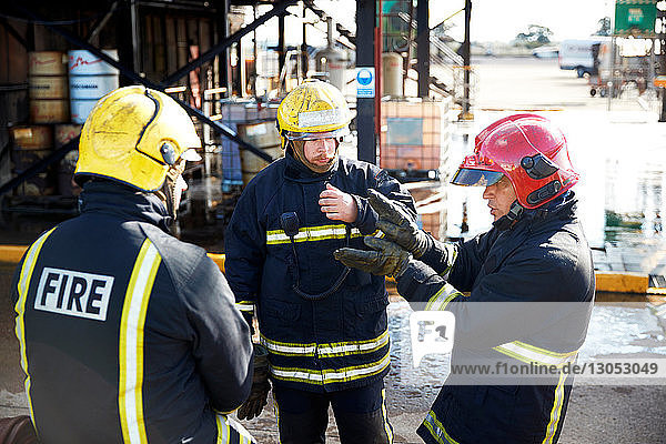 Feuerwehrleute im Gespräch im Ausbildungszentrum  Darlington  UK