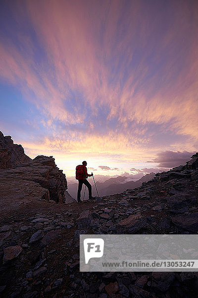 Wanderer bewundert Sonnenuntergang  Mont Cervin  Matterhorn  Wallis  Schweiz
