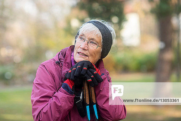 Ältere Frau ruht sich vom Spaziergang im Park aus