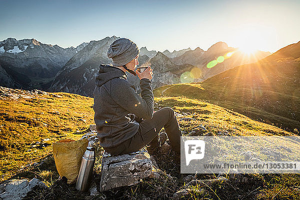 Wanderer macht Pause mit warmem Getränk  Region Karwendel  Hinterriss  Tirol  Österreich